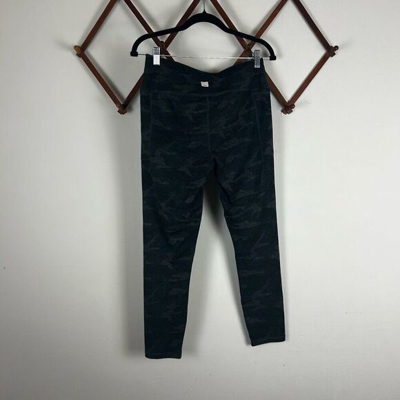 VUORI Elevation Performance High Rise 7/8 Legging in Black Camo Grey Size Large - Picture 5 of 5